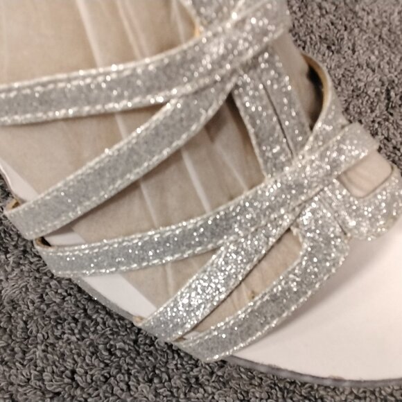 Naturalizer Baylor Shoes Silver Glitter Heels Size 8M Strappy Ankle Buckle Dress - Picture 3 of 13